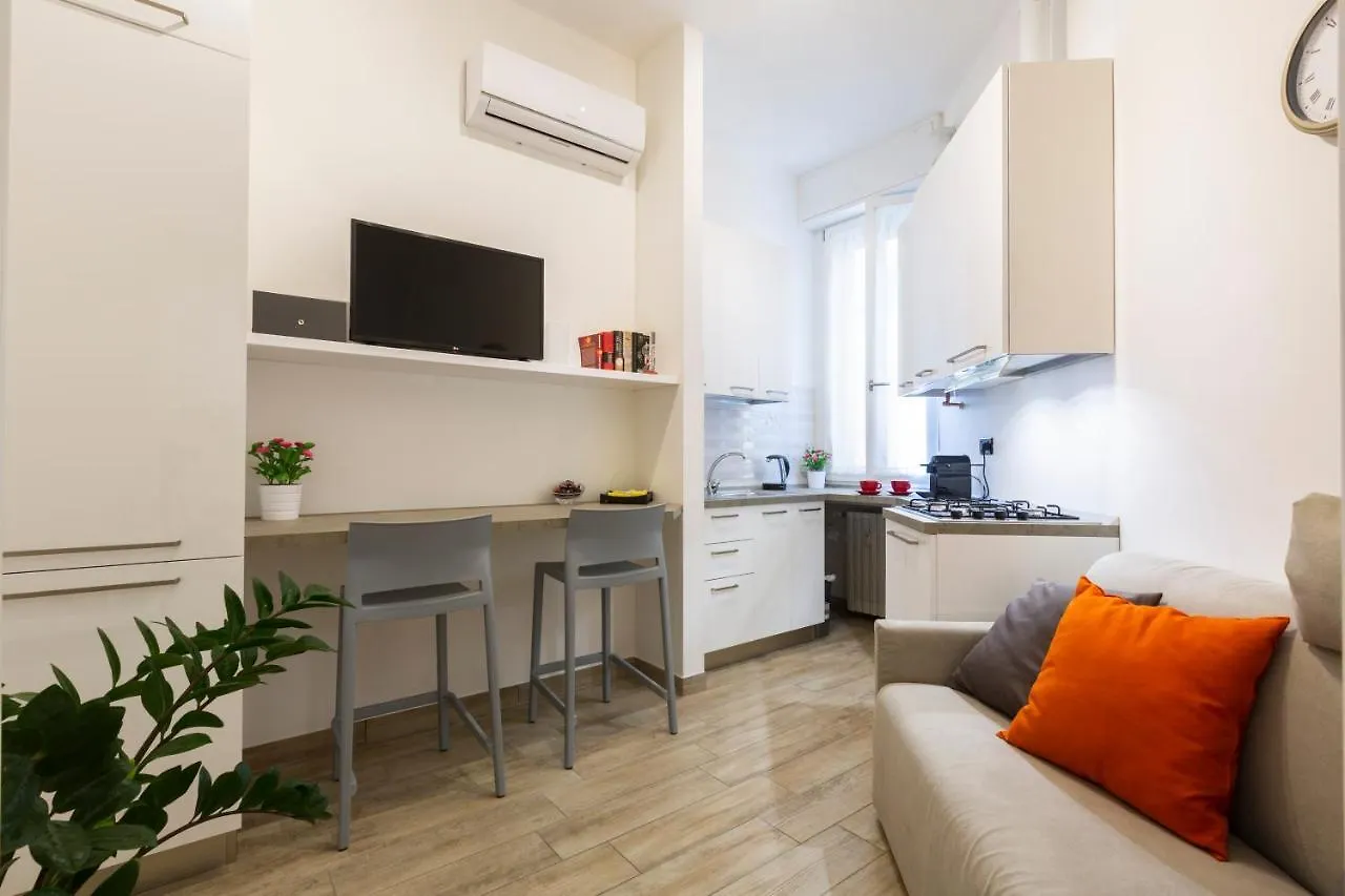 Yellow Line Apartment Милан 0*,  Италия