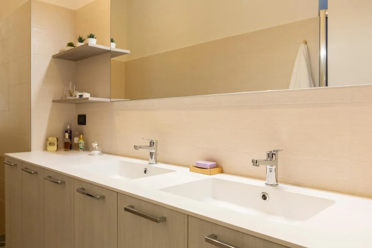 Yellow Line Apartment Милан 0*,  Италия